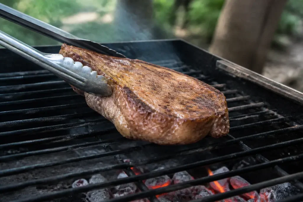 Cote de boeuf doree avec pinces sur grille