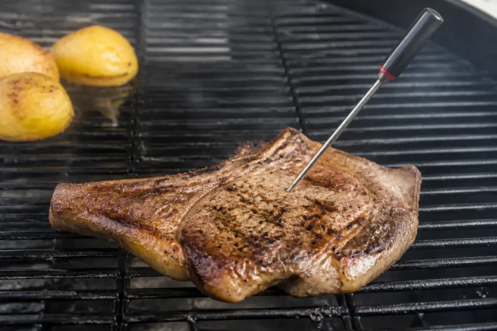 Cote de porc grillee avec thermometre de cuisine piquee