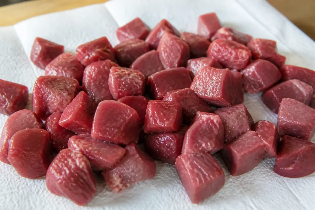 Cubes de viande rouge poses sur papier absorbant blanc