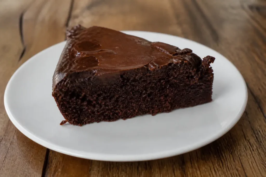 Part de gateau au chocolat sur une assiette blanche