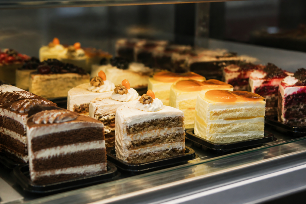 Rangees de gateau leger etiquetes cotes a cotes