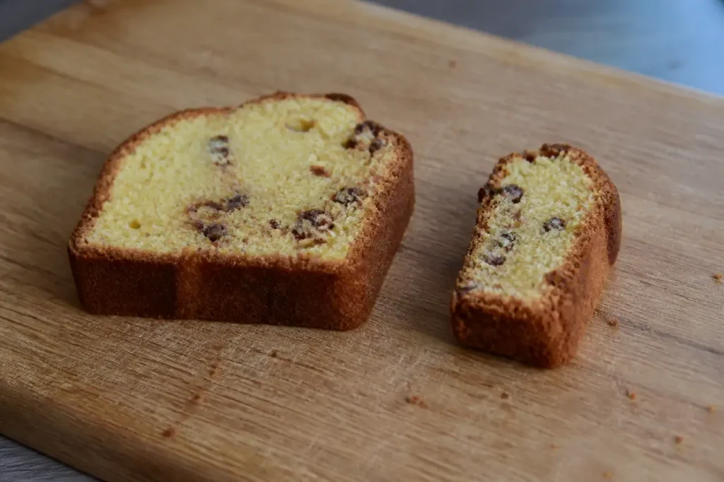 Deux parts de cake inegales sur planche en bois