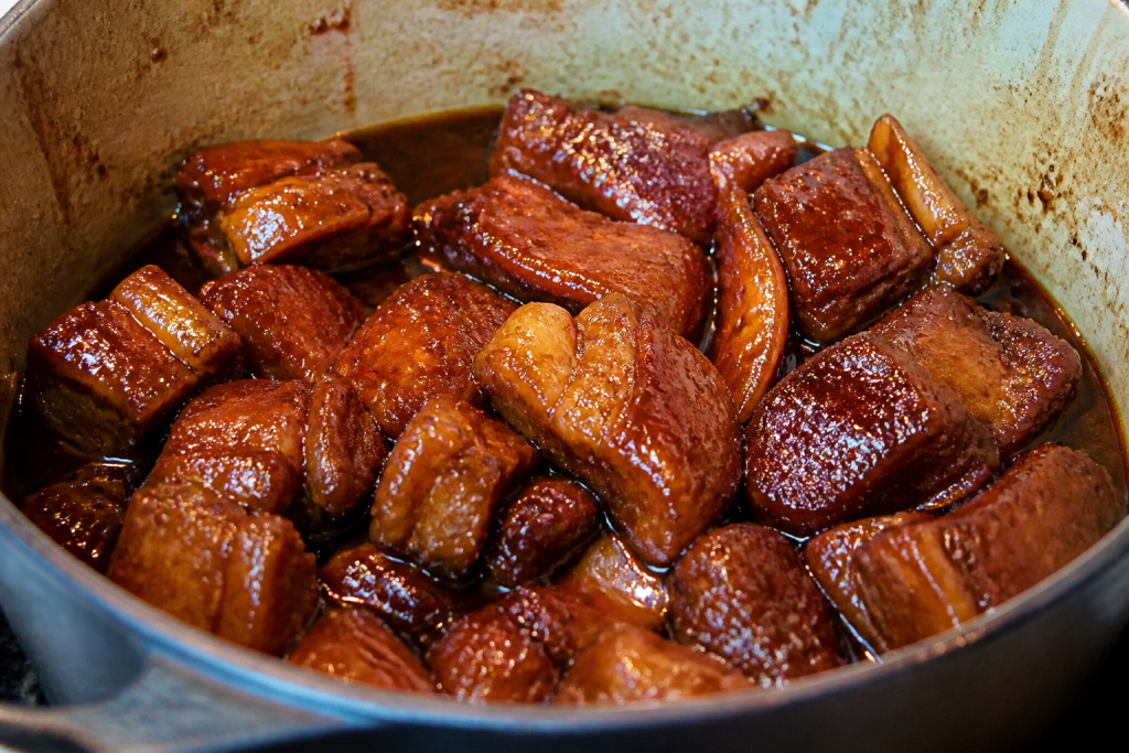 Porc au caramel dans une casserole avec sauce brillante